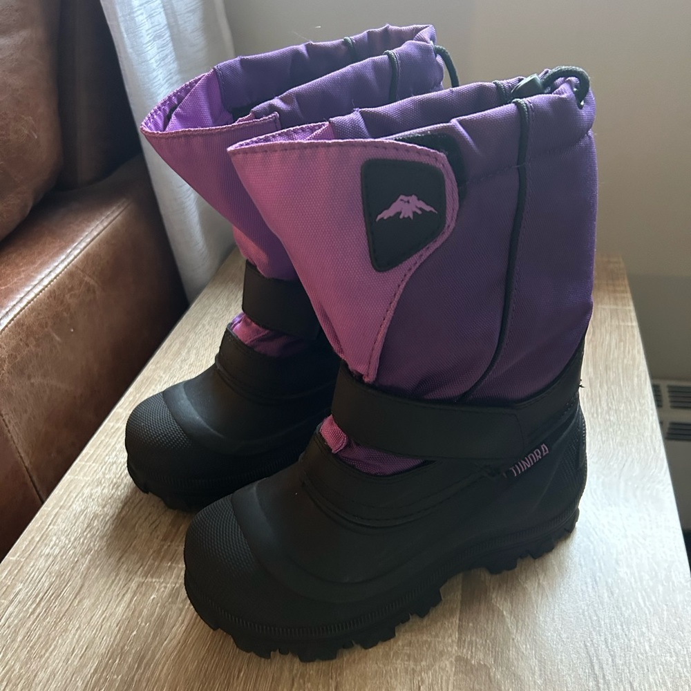 Tundra Quebec boot. Size 2.